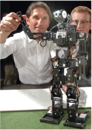 v.l.n.r: Bruno Labbadia, Roboter Bruno und Prof. Dr. Oskar v. Stryk